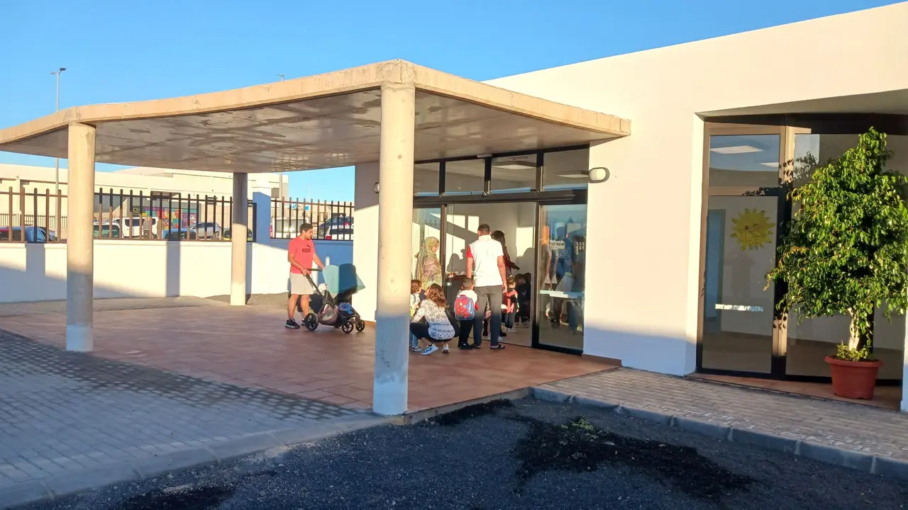 Primer día de clases en la Escuela de Playa Blanca.
