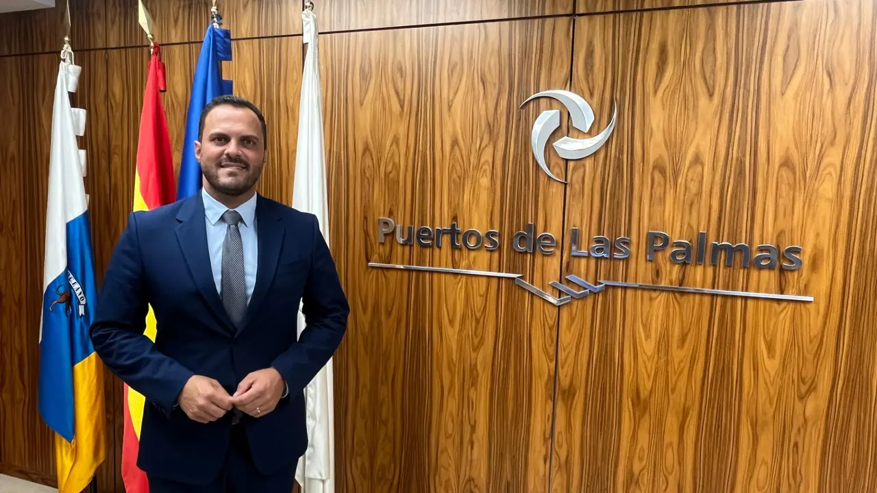 El alcalde de Arrecife, Yonathan de León, tras una reunión del consejo en  la sede de la  Autoridad Portuaria de Las Palmas.