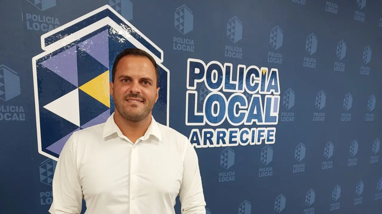 El alcalde de Arrecife, Yonathan de León, y titular de la Policía Local, en la sede del Cuerpo de la Policía Local.