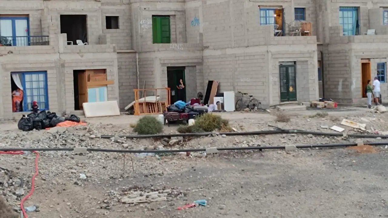 Familias desalojadas en Playa Blanca.