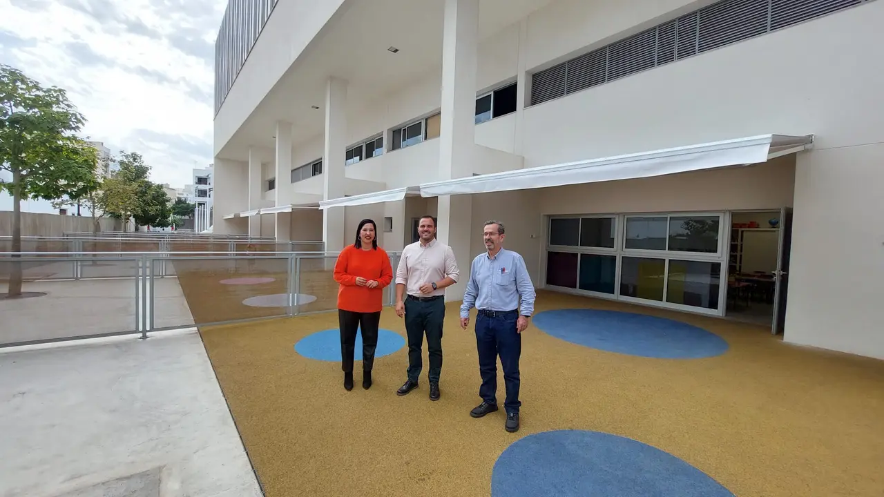 Visita del alcalde y la concejal de Educación al CEIP La Destila.