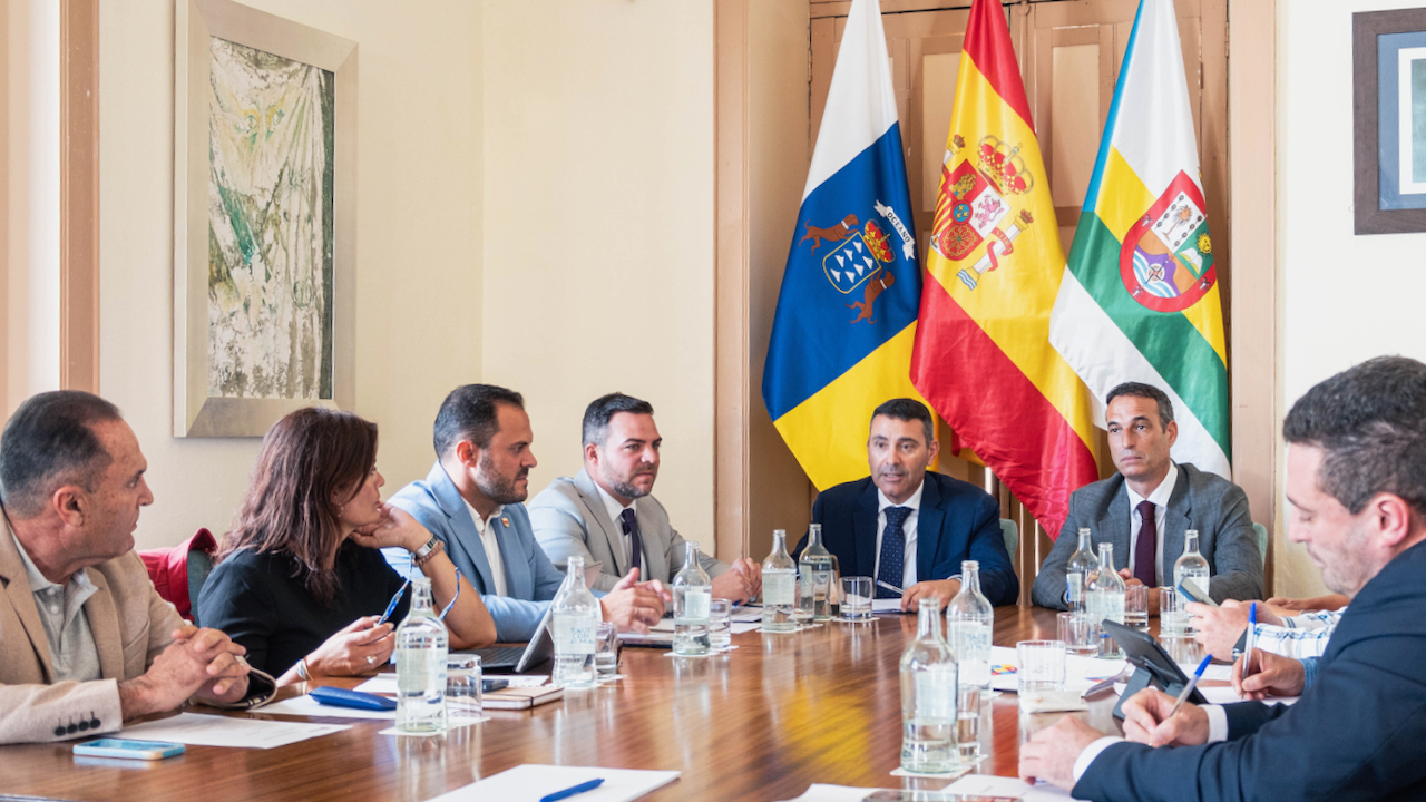 Mesa de Alcaldías en Haría.
