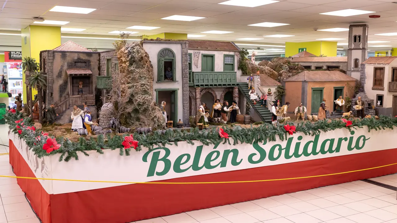 Belén Solidario de HiperDino y de la Fundación DinoSol instalado en el exterior de la tienda HiperDino Tomé Cano .