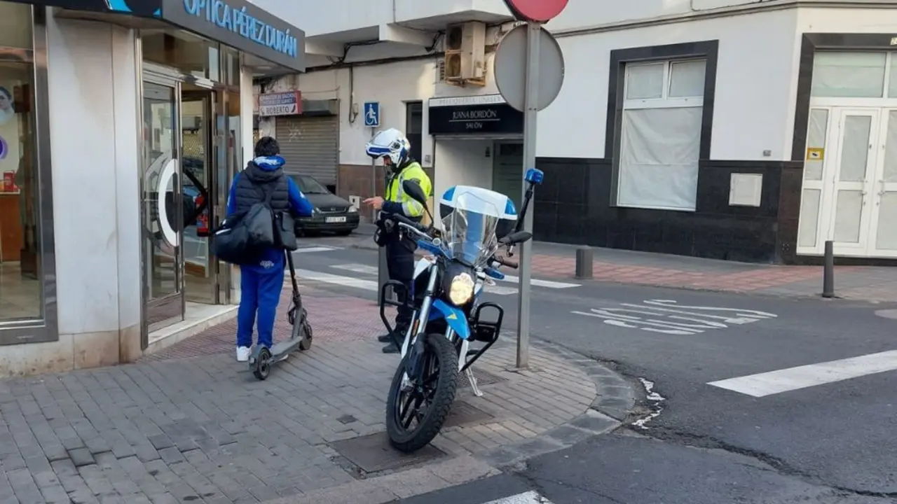 La Policía Local de Arrecife junto al conductor de un patinete
