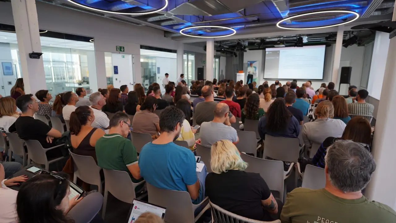 Docentes en el taller ChatGPT Cómo usar la IA para mejorar tu trabajo docente.