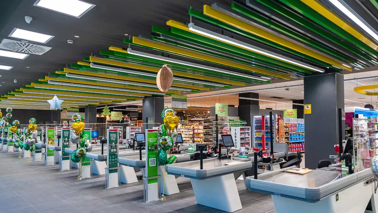 Lineal de cajas de un establecimiento HiperDino.