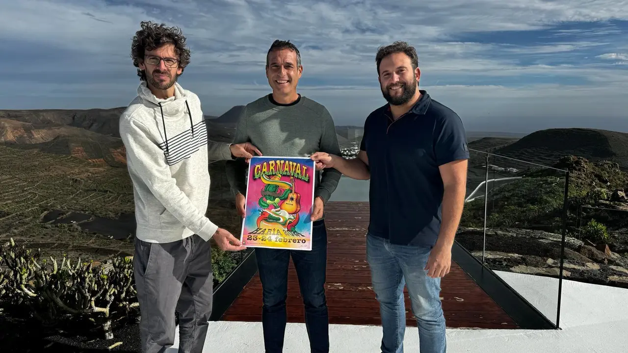 Diseñador Cartel Haría junto a diseñador.