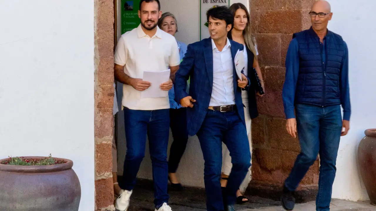 Marcos Bergaz junto a concejales PSOE en Teguise.