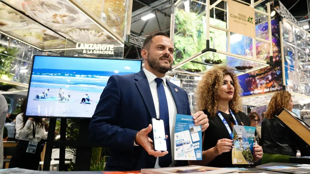 Presentación de la guía turística de Arrecife. El alcalde y la concejala de Turismo la muestran a los agentes turísticos durante FITUR.