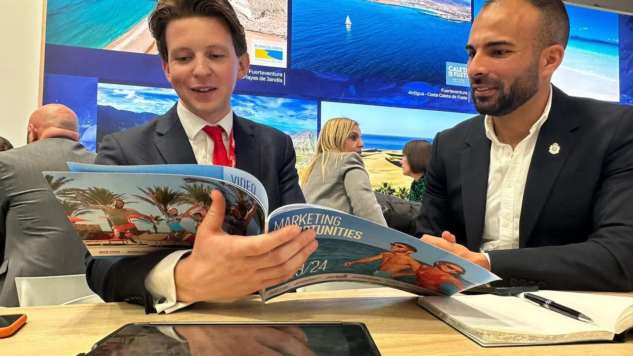 Daniel Medina junto a representante de Jet2.