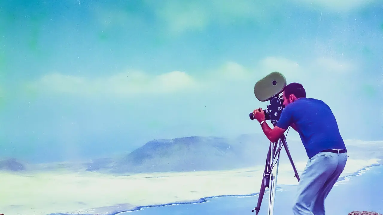 Pedro Siemens grabando La Graciosa y El Río desde lo alto de El Risco.
