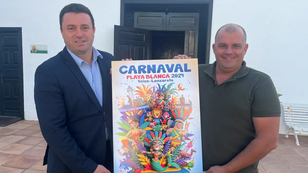 El alcalde y el concejal de Festejos presentan el cartel del Carnaval de Playa Blanca 2024.