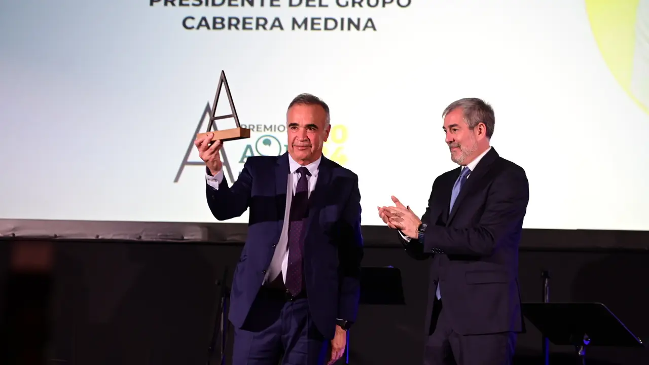 Mamerto Cabrera, consejero delegado de CICAR, recibió el premio de manos del presidente de Canarias, Fernando Clavijo.