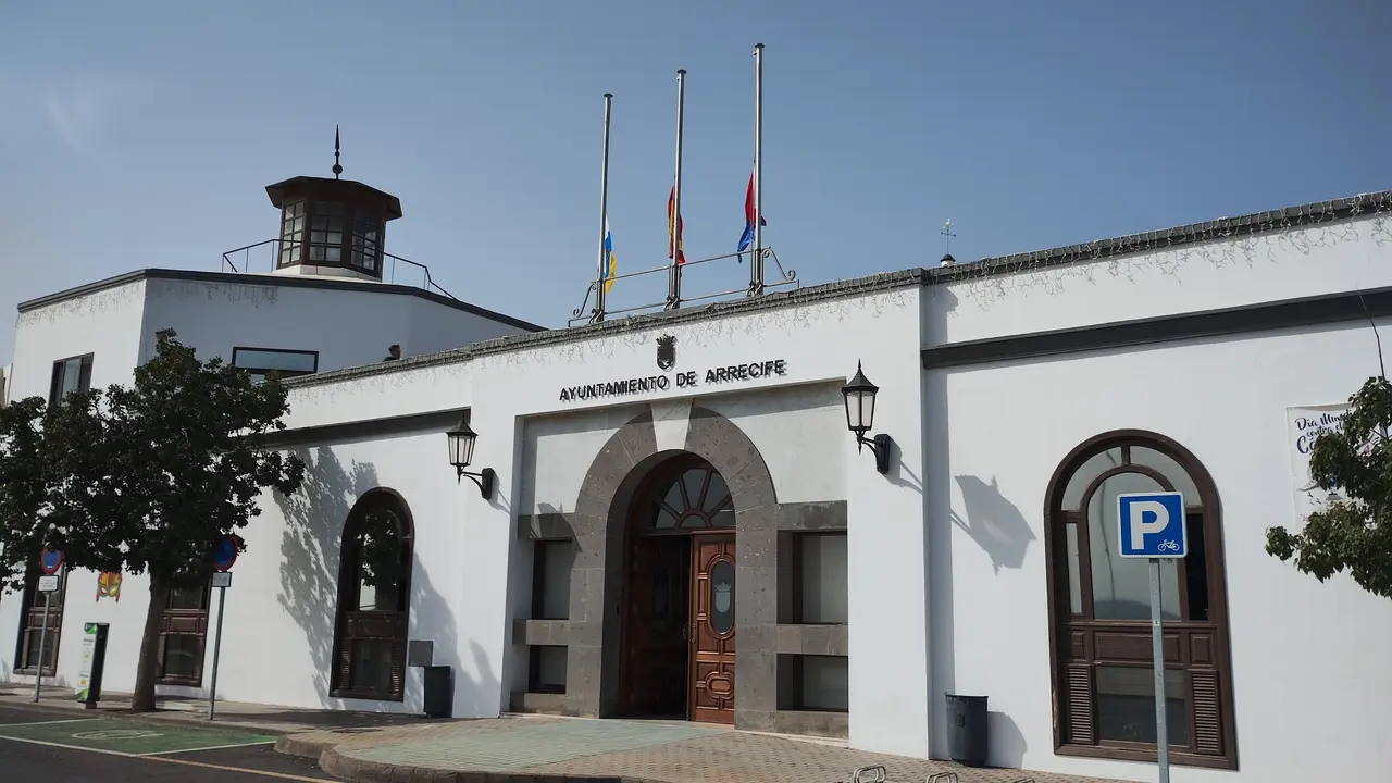 Edificio del Ayuntamiento de Arrecife. Las banderas ondean este miércoles a media asta.