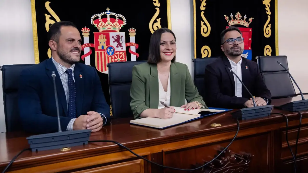 Visita oficial de la consejera de Universidades, Ciencia e Innovación, y Cultura del Gobierno de Canarias al Ayuntamiento de Arrecife. Firma en el libro de honor.