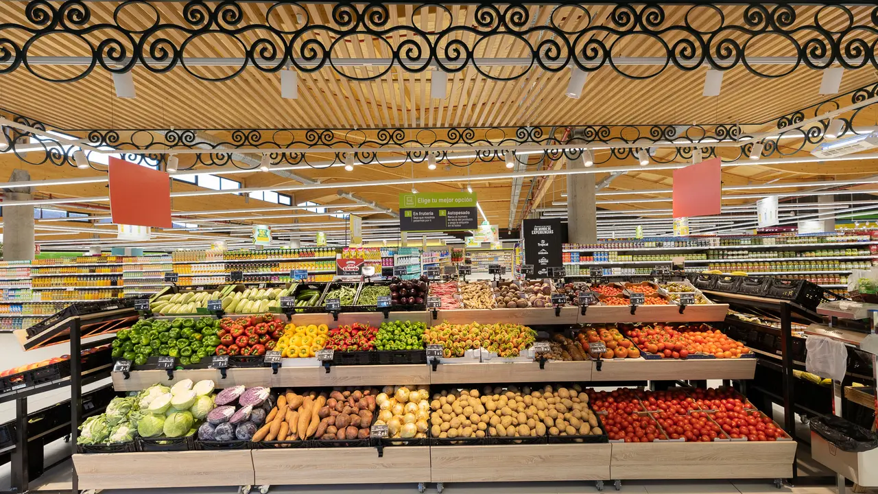 Interior de un establecimiento HiperDino.