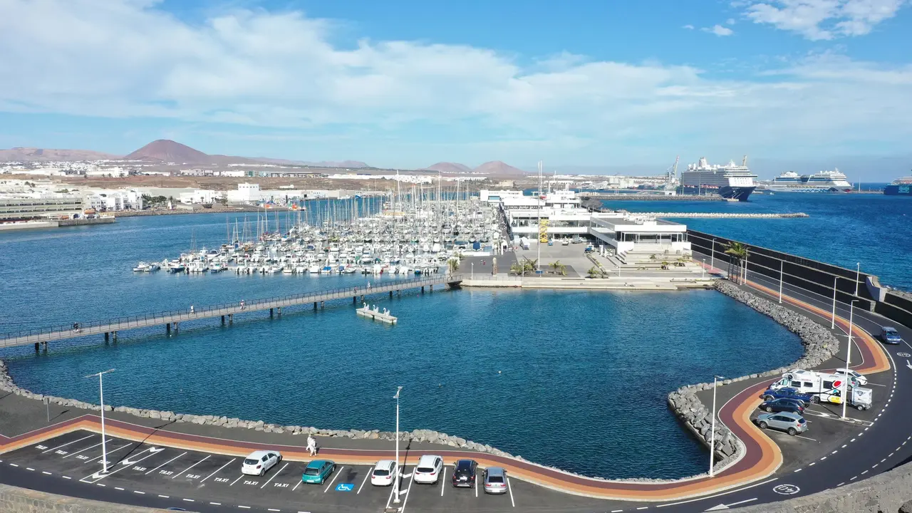 Zona portuaria de Arrecife. Barcos cruceros atracados en Naos y Los Mármoles.