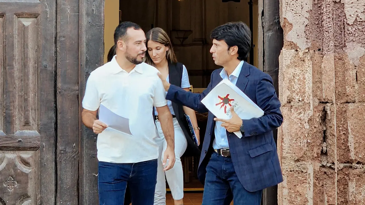 Marcos Bergaz con Reyes y  Galán a la salida del pleno Teguise.