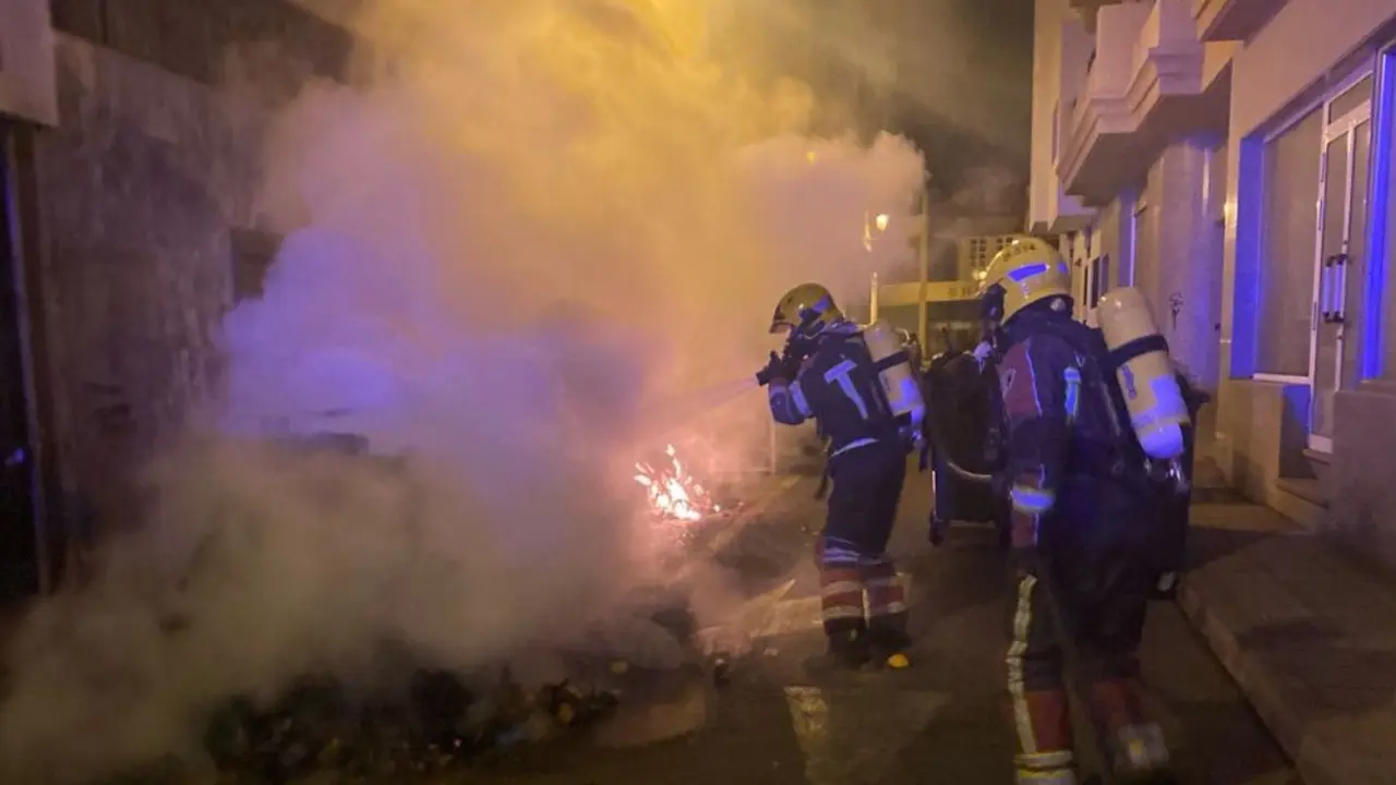Los bomberos apagan el fuego