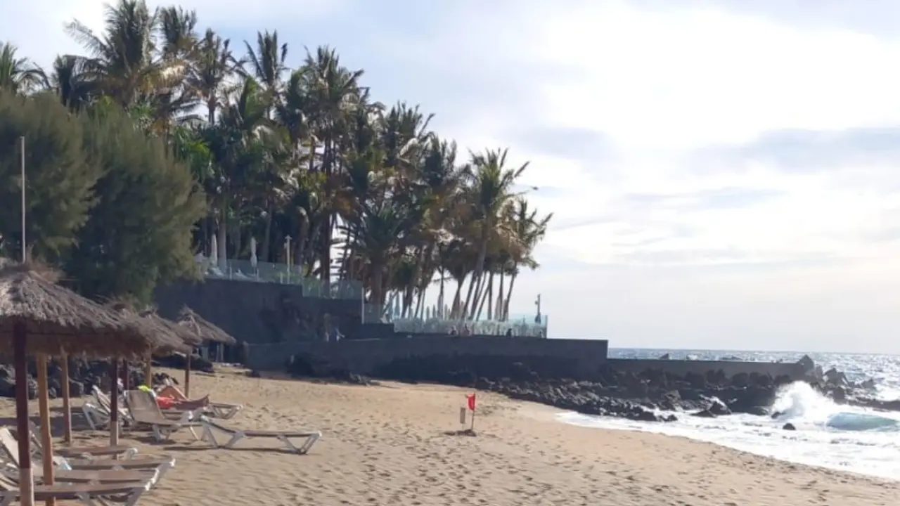 Bandera roja en la playa.