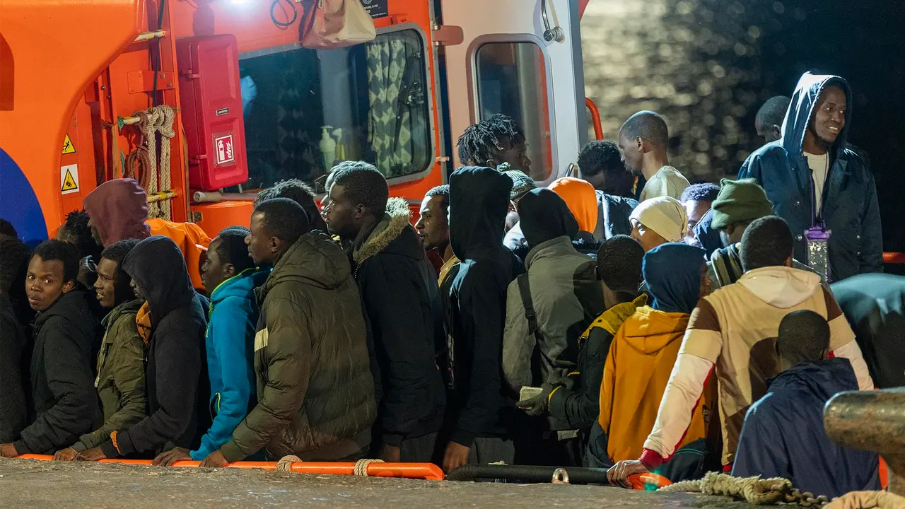 Patera desembarcando en Lanzarote. Imagen: EFE.