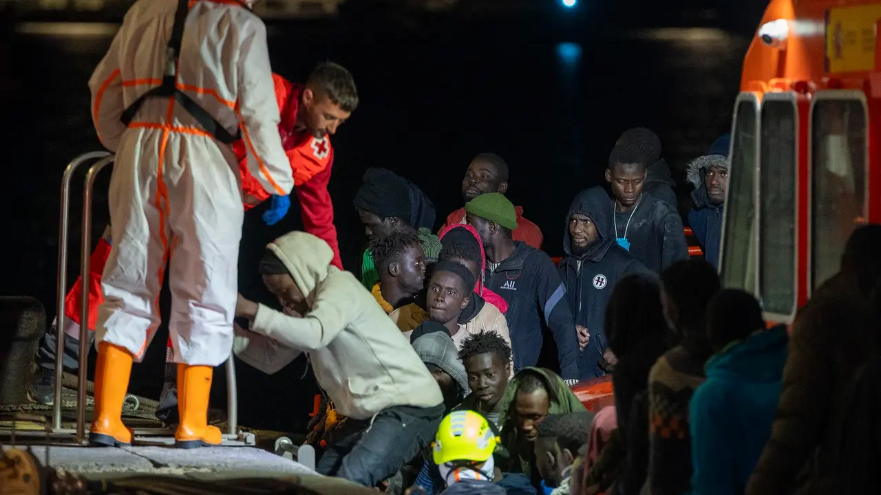 Patera desembarcando en el muelle de Naos. Imagen: EFE.