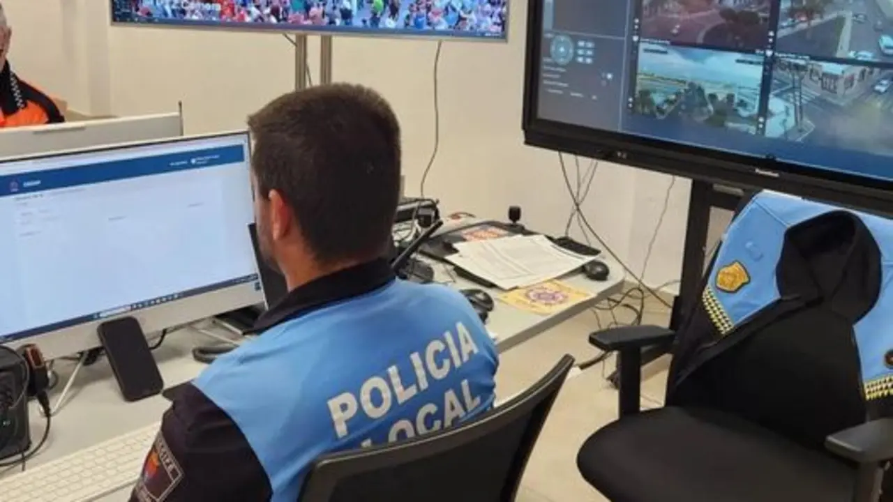 Agentes de la Policía Local de Arrecife en el Centro de Control.