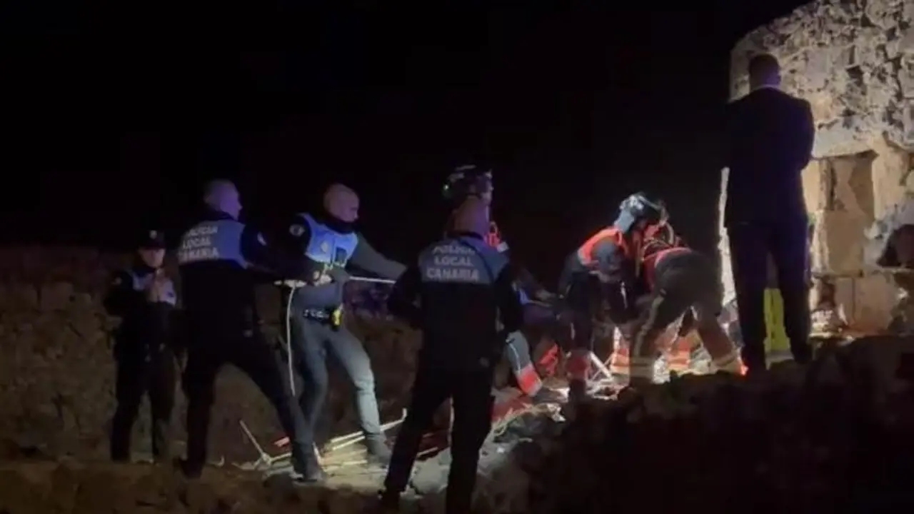 Rescate de la pareja que se cay&oacute; al interior del molino.