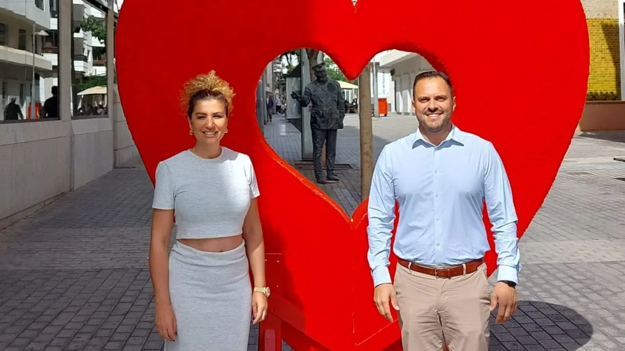 El alcalde de Arrecife y la concejala de Comercio hoy en la zona comercial abierta de la capital de la isla, para apoyar las acciones del comercio por San Valentín.