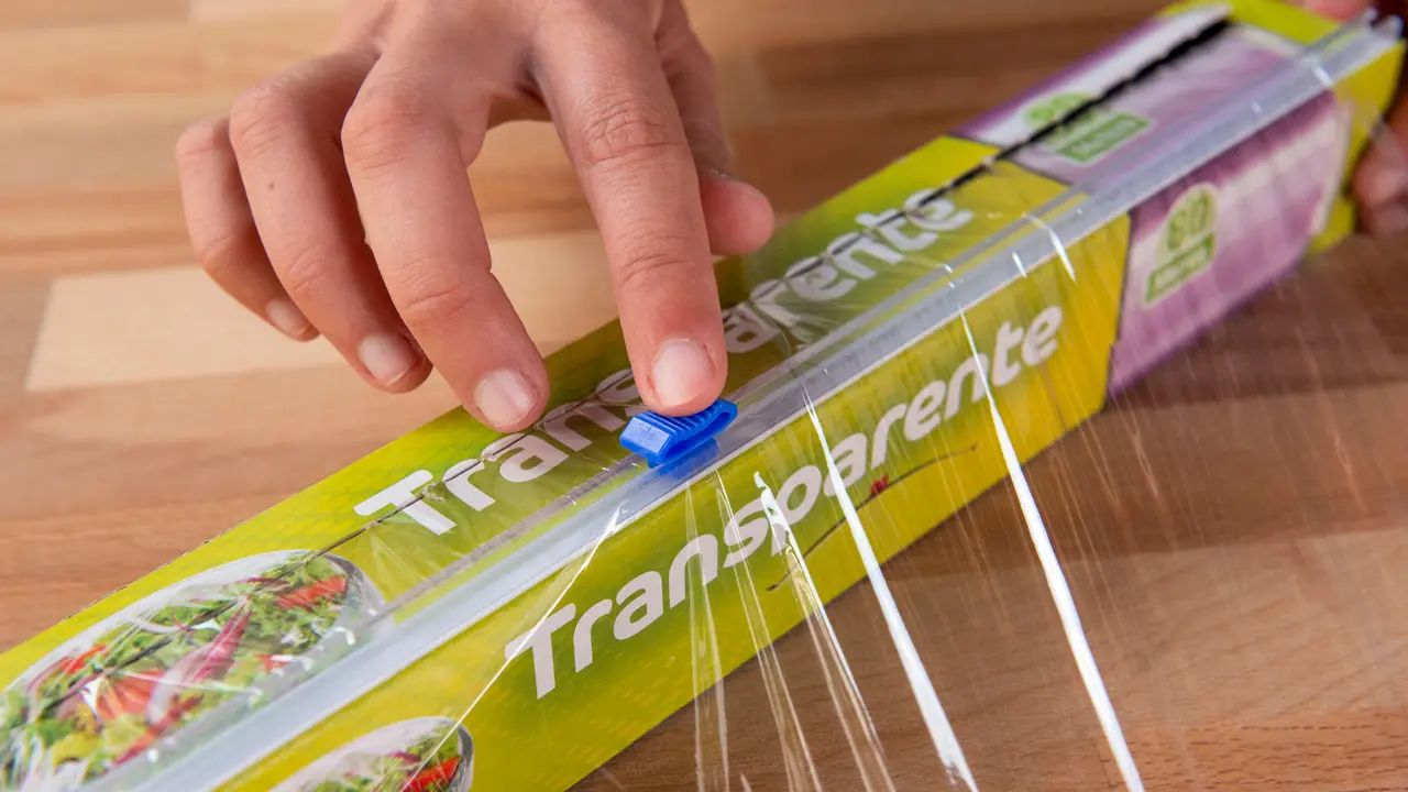 Nuevo sistema de corte con guillotina del film transparente de Mercadona.