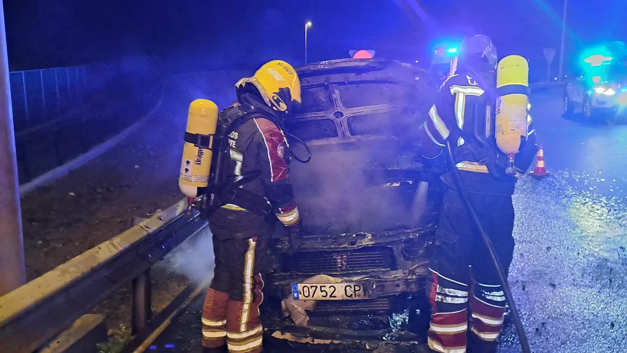 Incendio vehículo rotonda Los Cuarteles
