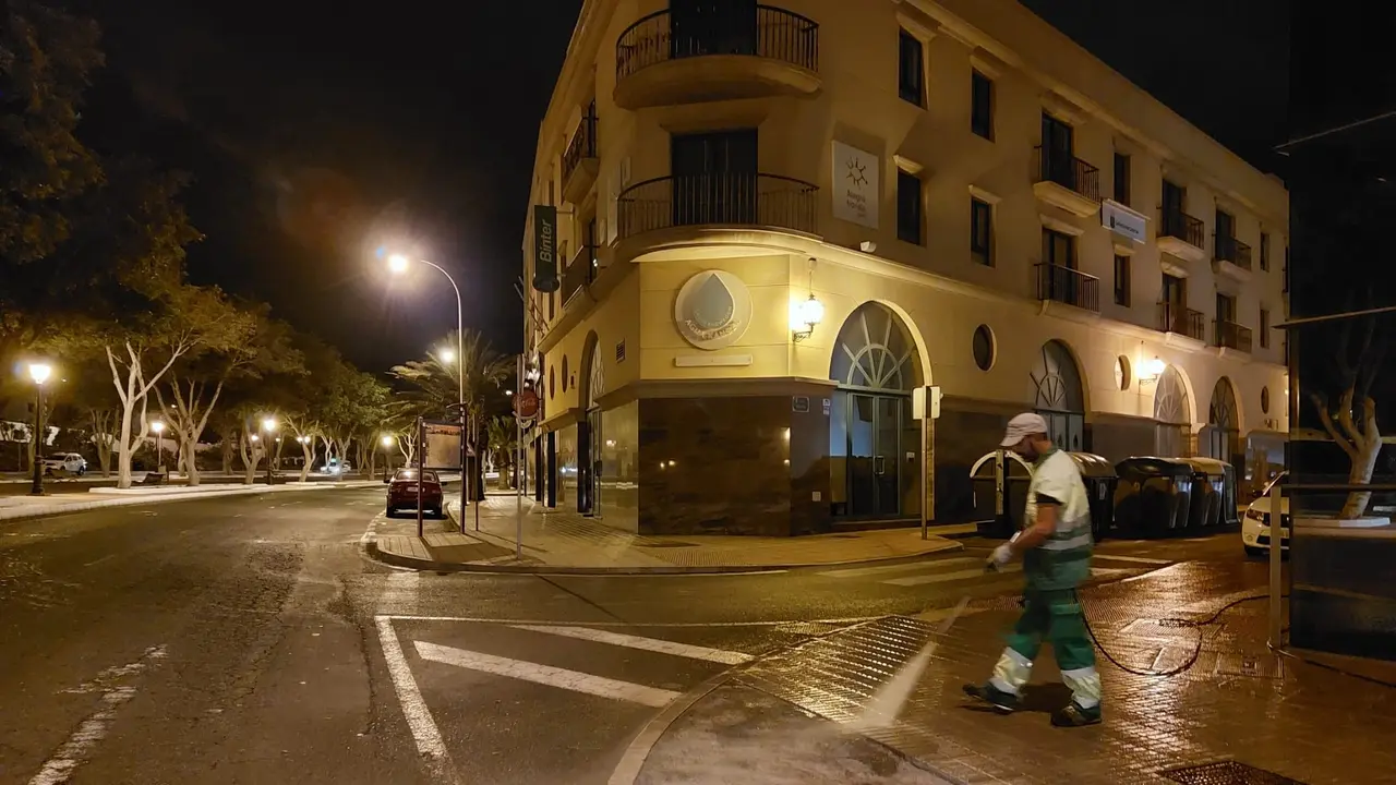 Iluminación nocturna en la Vía Medular de Arrecife, capital de Lanzarote.