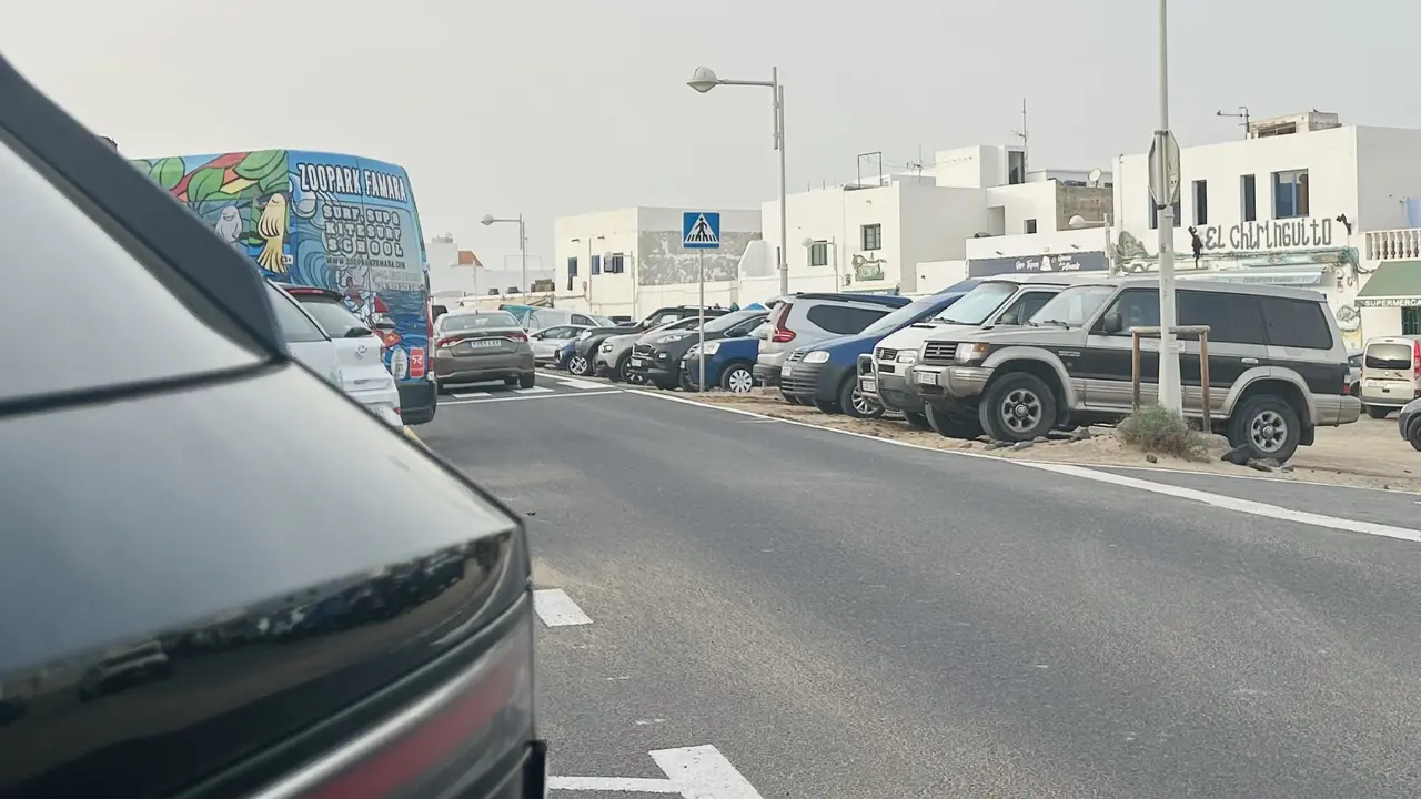 Coches Famara entrada pueblo.