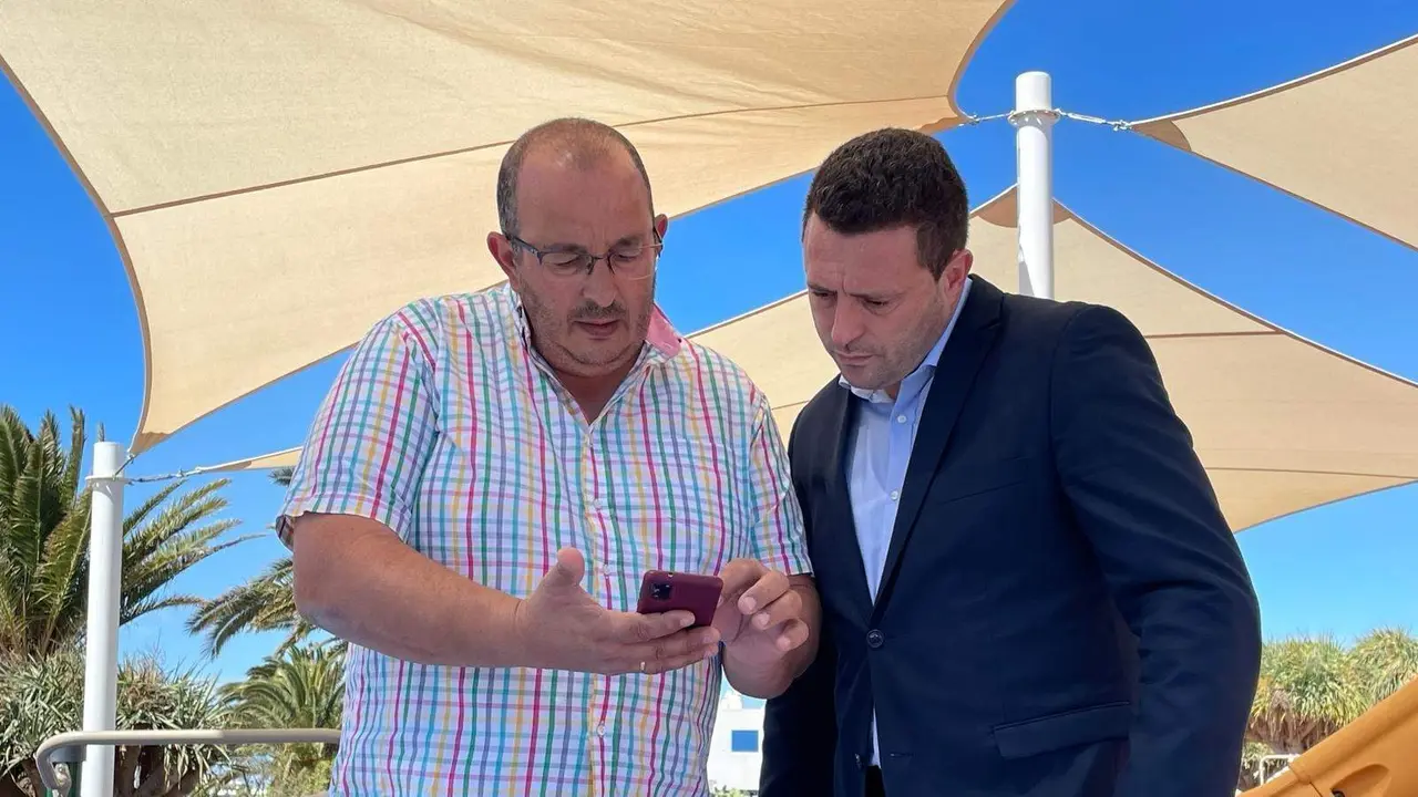 El alcalde de Yaiza y el concejal de Limpieza, Rubén Arca.