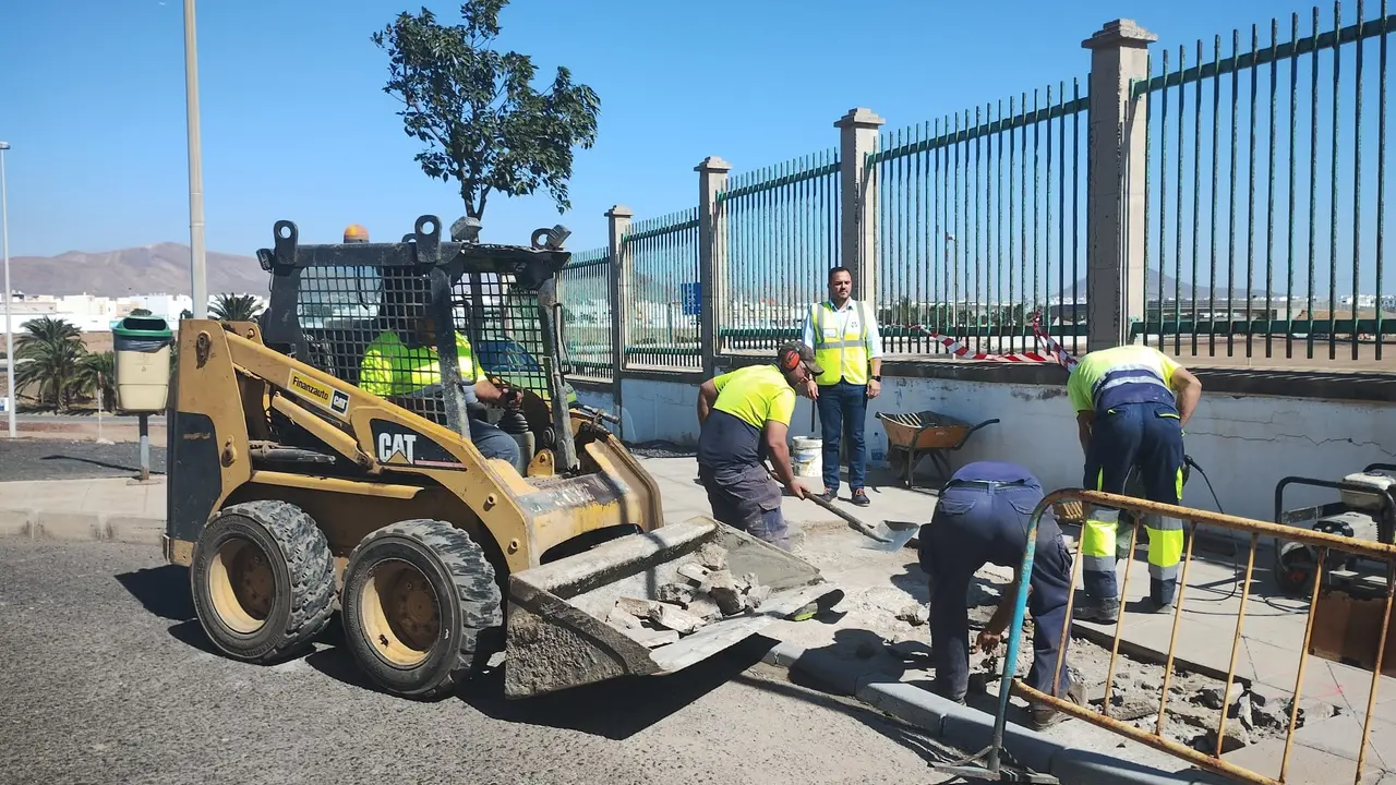 El alcalde visita los trabajos en el barrio de San Francisco Javier