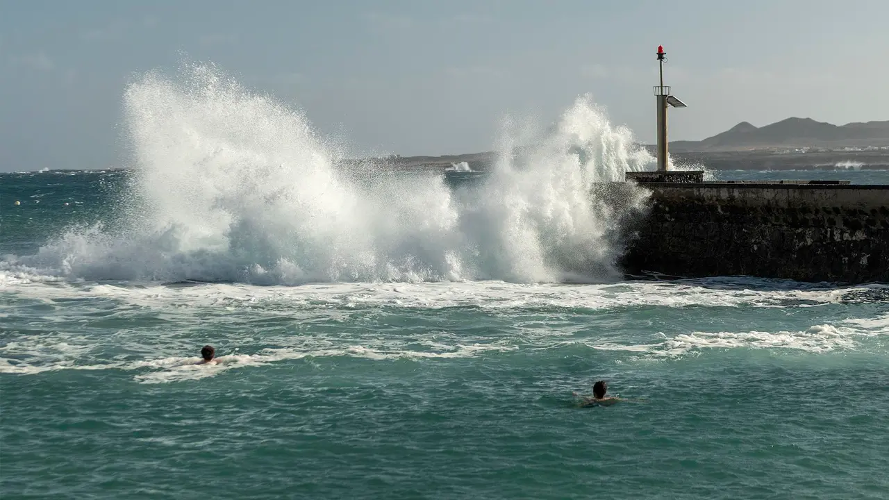 Oleaje en el muelle de Punta Mujeres. EFE.