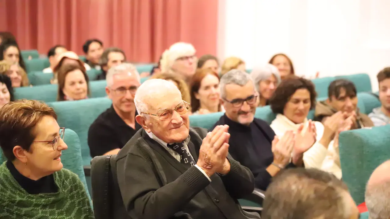Javier Reyes en el patio de butacas de La Tegala tras el estreno del documental.