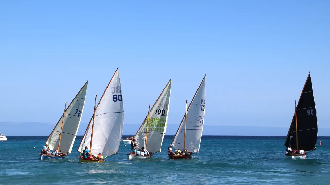 Vela latina. Imagen de archivo.