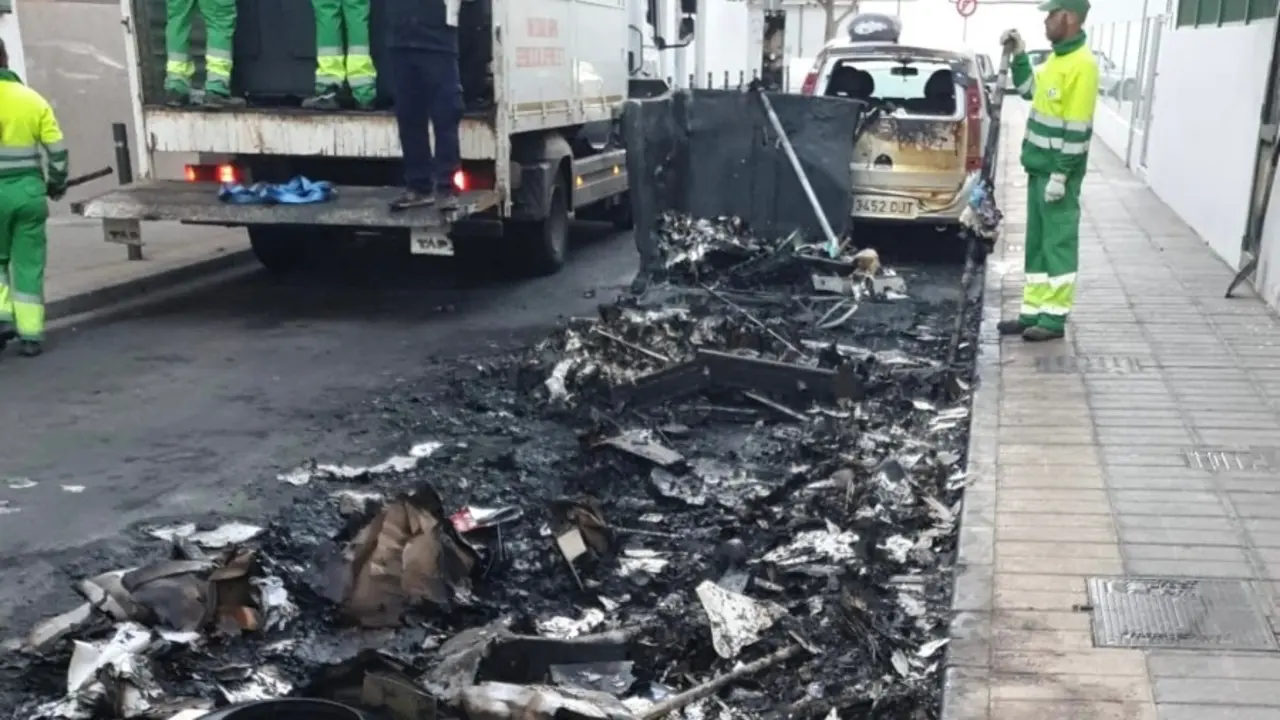 Zona calcinada tras el incendio de contenedores.
