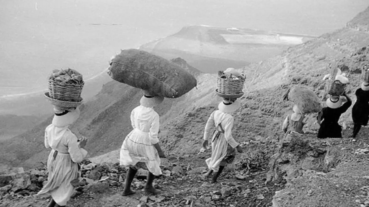 Fotografía de Javier Reyes de mujeres bajando el Risco