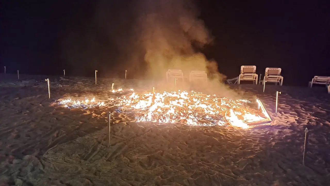 Hamacas ardiendo en Costa Teguise.