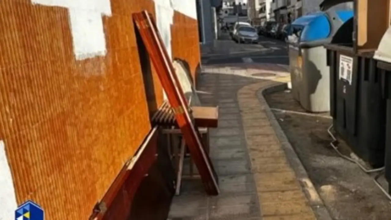 Actuación de la Policía Local de Arrecife contra vertidos de enseres en la vía pública.