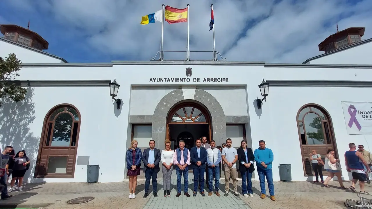 Arrecife guarda un minuto de silencio en recuerdo de las víctimas del 11 M, y de todos los fallecidos en terrorismo.