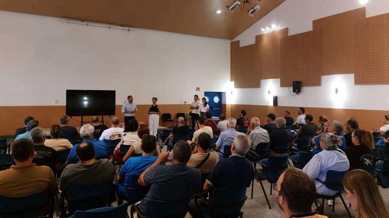 El alcalde de Arrecife, Yonathan de León,y la concejala de Deportes, Eli Merino, en una reunión  celebrada con todos los clubes deportivos.