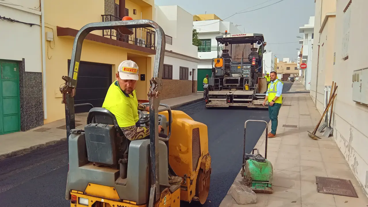 Trabajos de reasfaltado en las calles del barrio de San Francisco Javier.