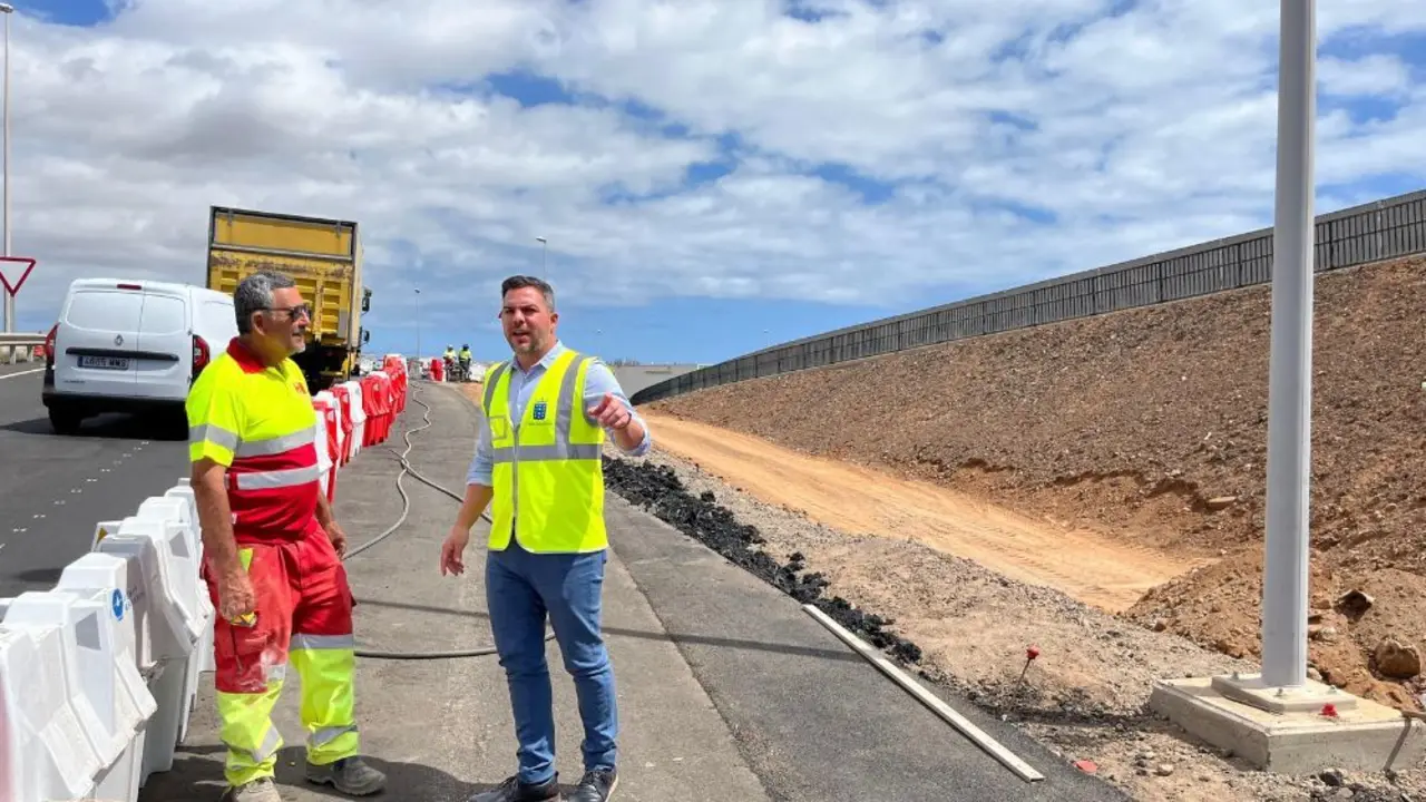El vicepresidente del Cabildo junto a una obra