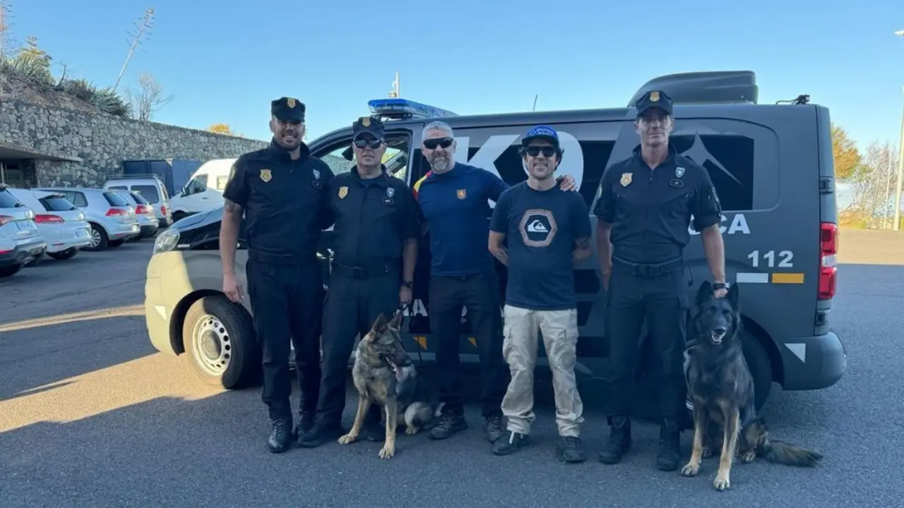 Policías y perros adiestrados en el control de drogas