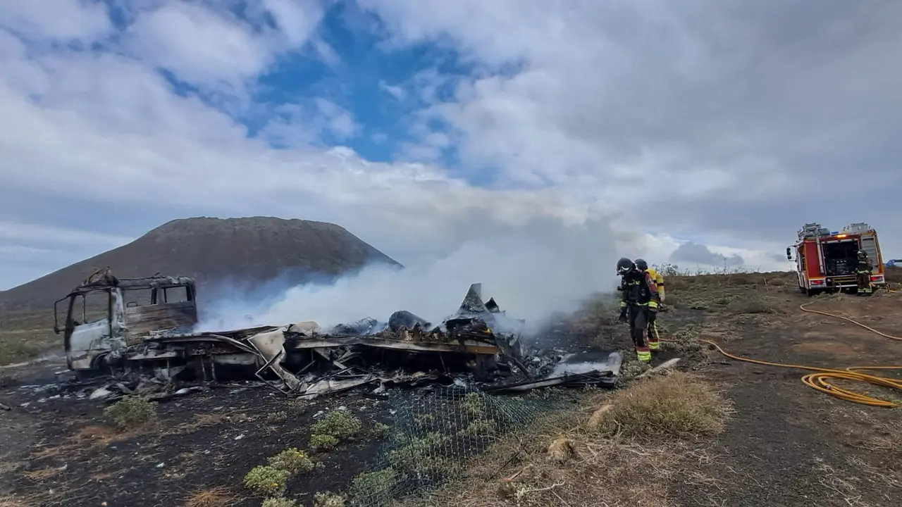 Incendio vehículo cerca del Volcán de la Corona.