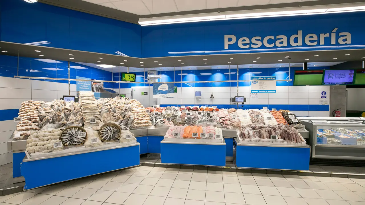 Sección de pescadería de un establecimiento HiperDino.