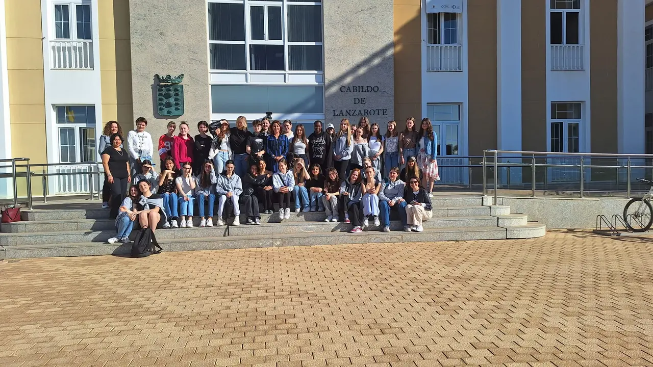 La consejera de Educación recibe a los alumnos de intercambio.